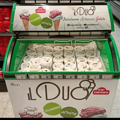 Il banco frigo Il Duo con le coppette, in un supermercato