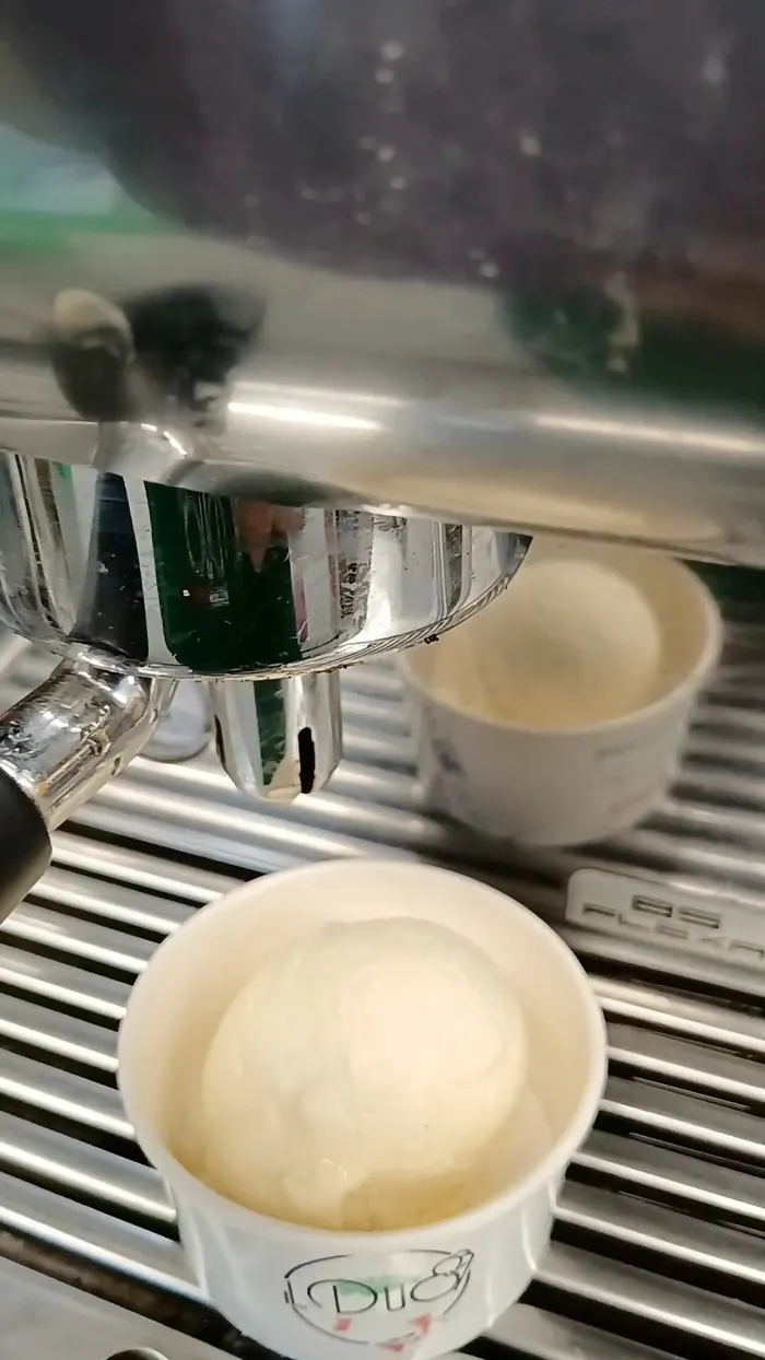 La macchina dell'espresso e il gelato nella coppetta Il Duo