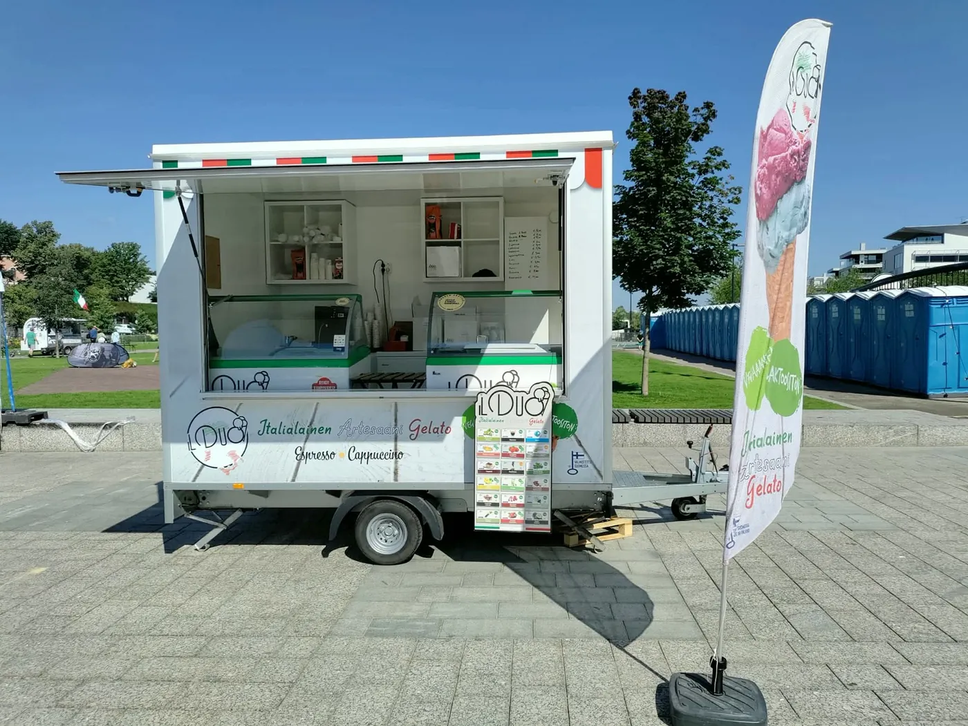 Il trailer-gelateria Il Duo aperto, con la bandiera e il banco dei gusti