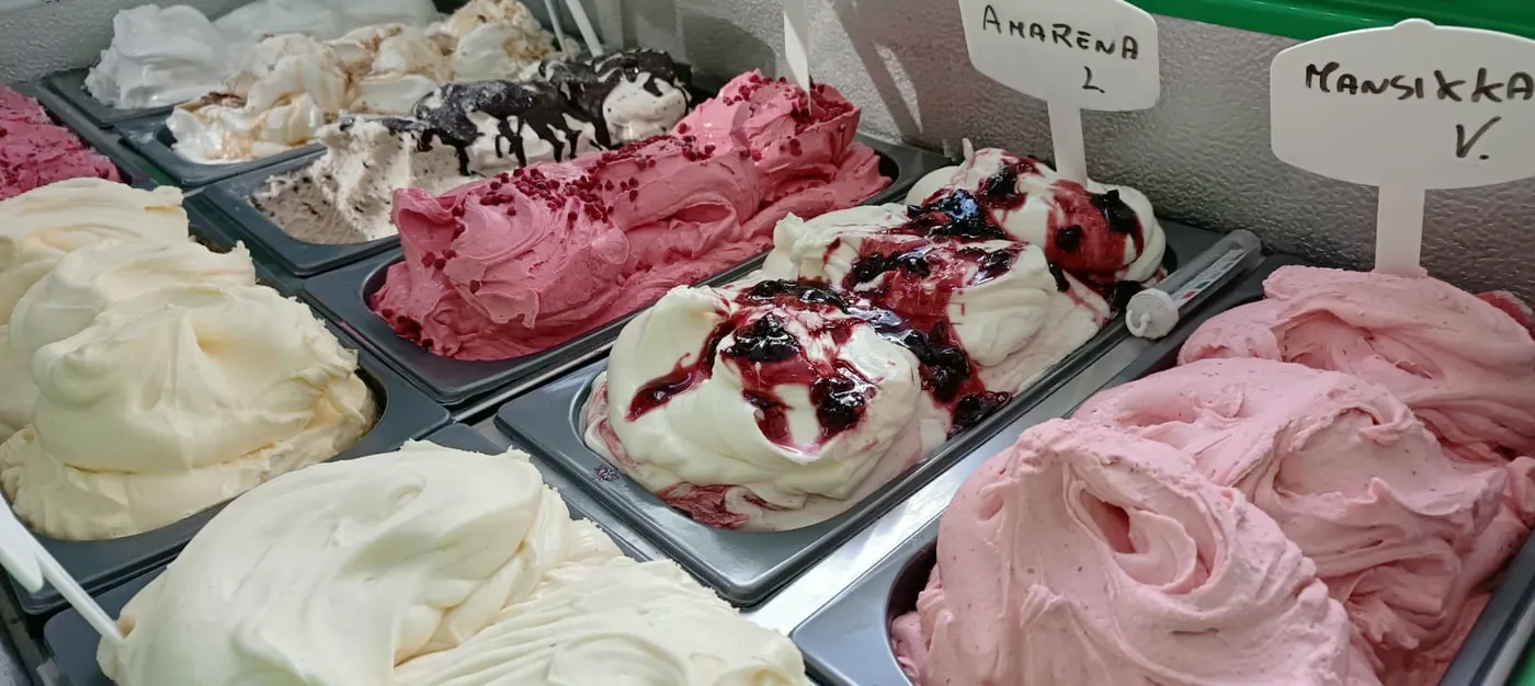 Le vaschette di gelato Il Duo in vetrina, con i cartellini dei gusti